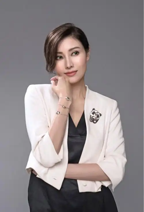 李嘉欣身穿黑色连衣裙现活动腰部镂空蕾丝好性感高马尾超减龄