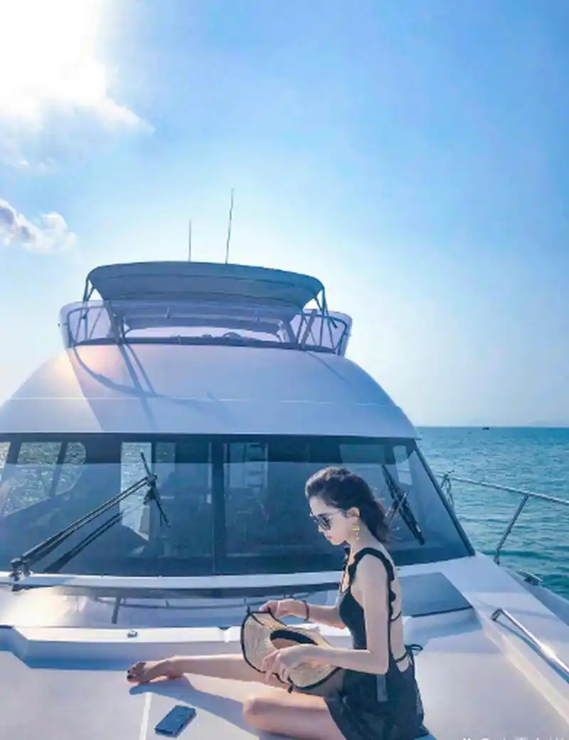 古力娜扎游艇泳衣照