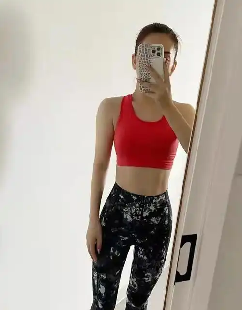 天王嫂晒健身照片红色背心马甲线这身材真让人羡慕