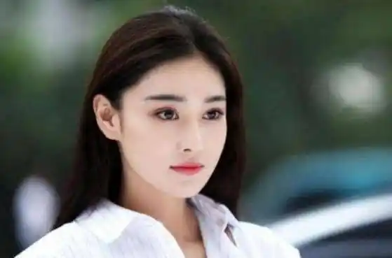 看了张馨予早年的旧照,才知啥叫婚姻改变人生,烂牌打成了王炸!