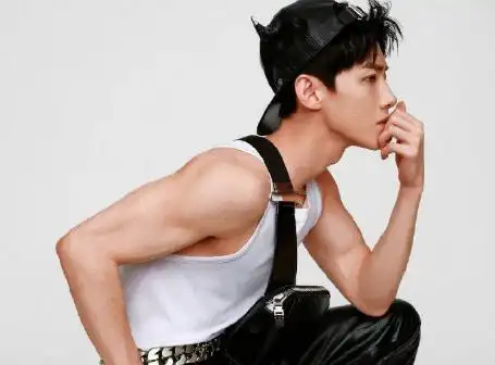 白敬亭穿背心露结实手臂线条,镜头前展现型男魅力!