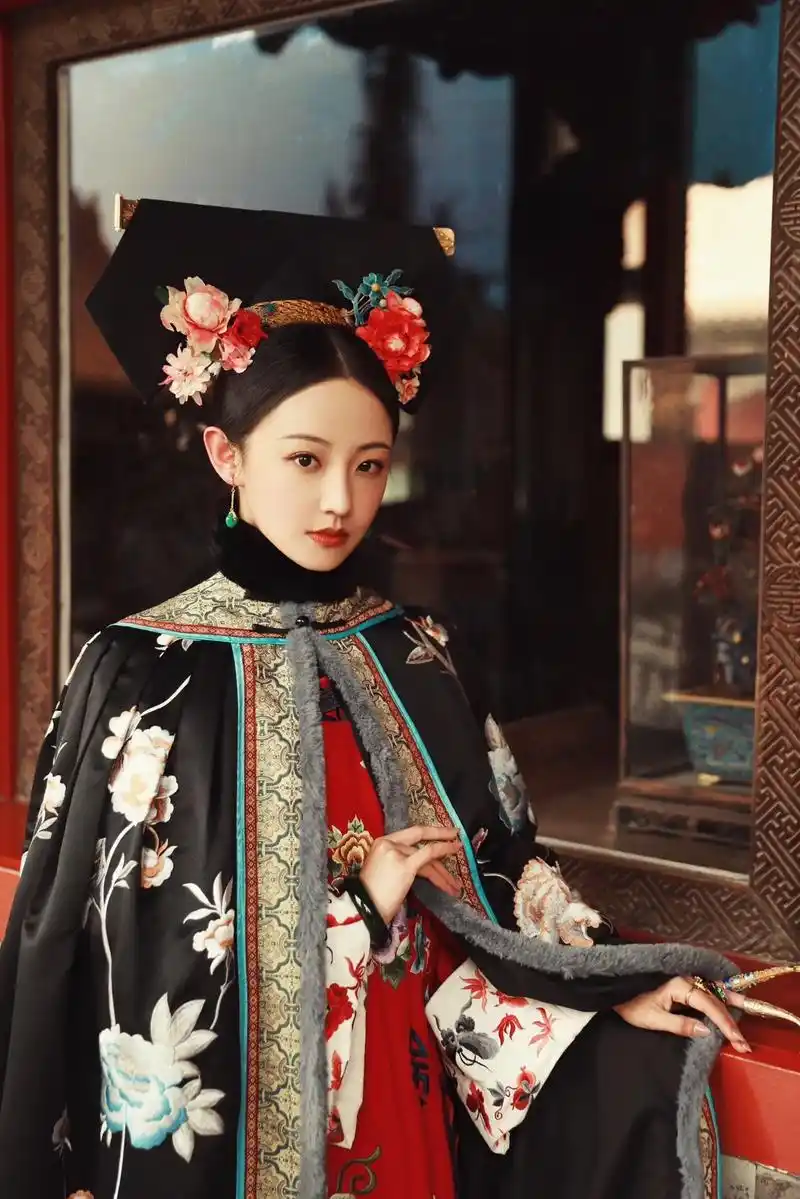 吴佳怡 #清装 难得的温婉,但也不好惹! - 抖音