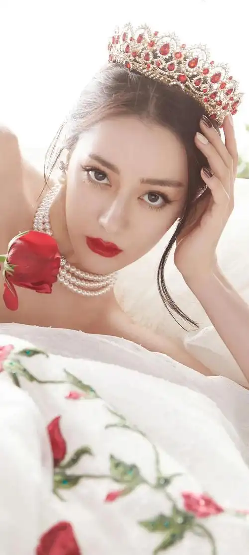 迪丽热巴白裙红玫瑰_网易订阅