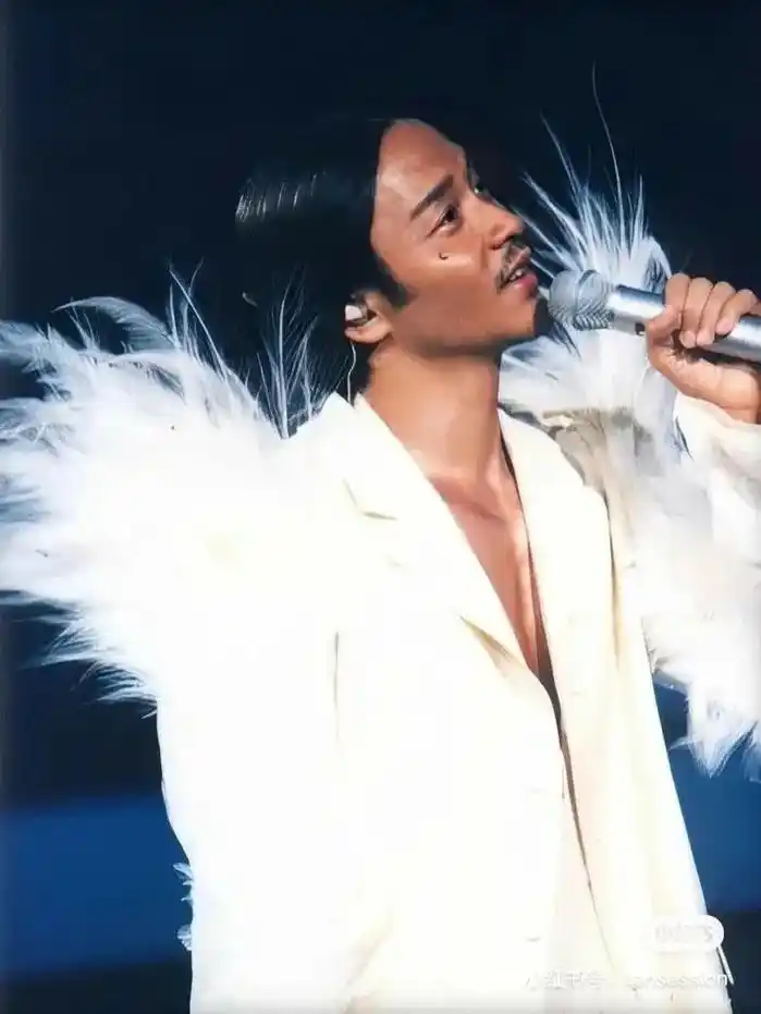 最喜欢张国荣的飘逸长发白色羽毛西服古罗马布满亮片的角斗士衣服黝黑