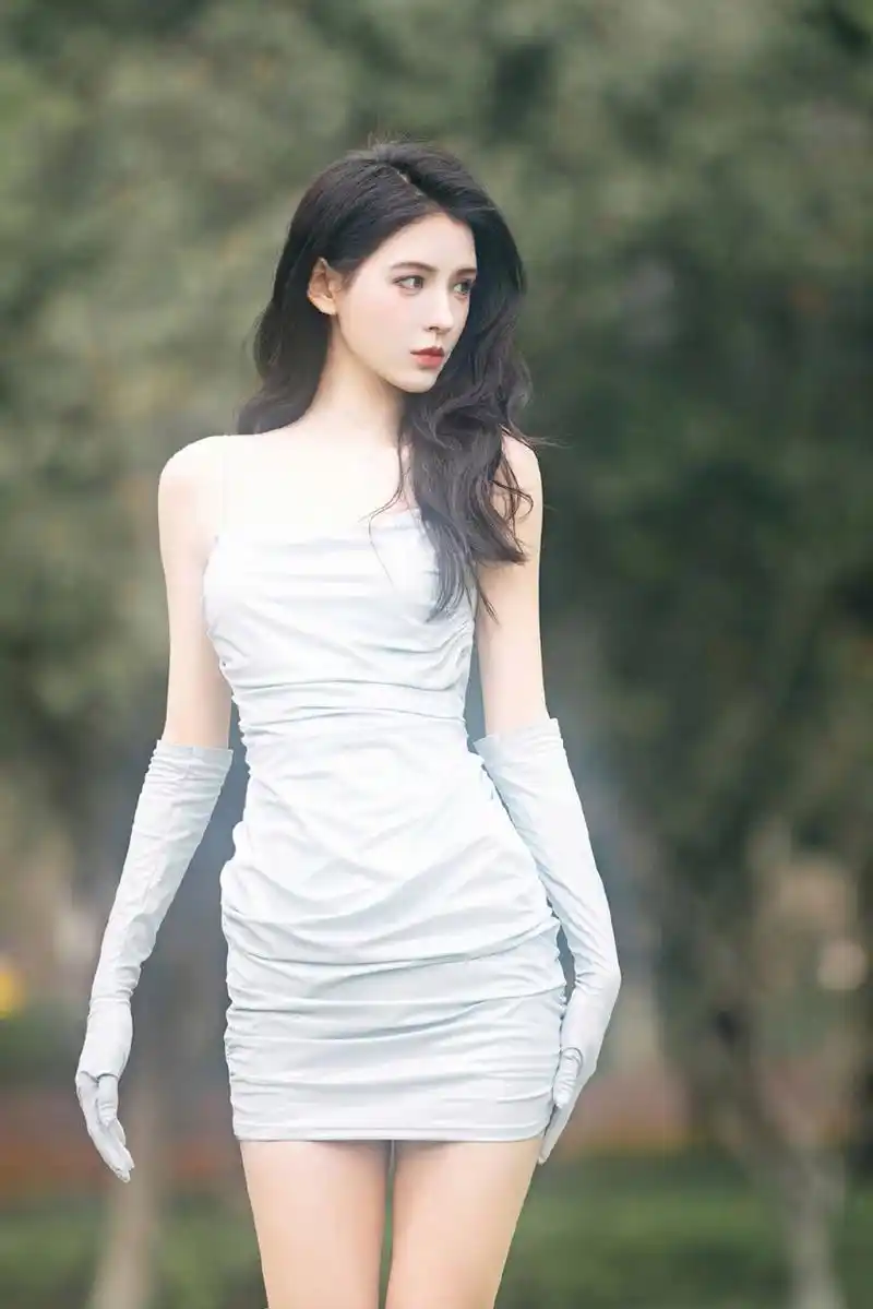 张予曦# 身穿淡蓝色吊带包臀裙,雪白肌肤,窈窕身材,前凸后翘,白皙