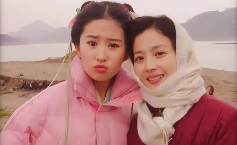 回顾刘亦菲妈妈刘晓莉两婚两离至今单身女儿是她的骄傲与依靠