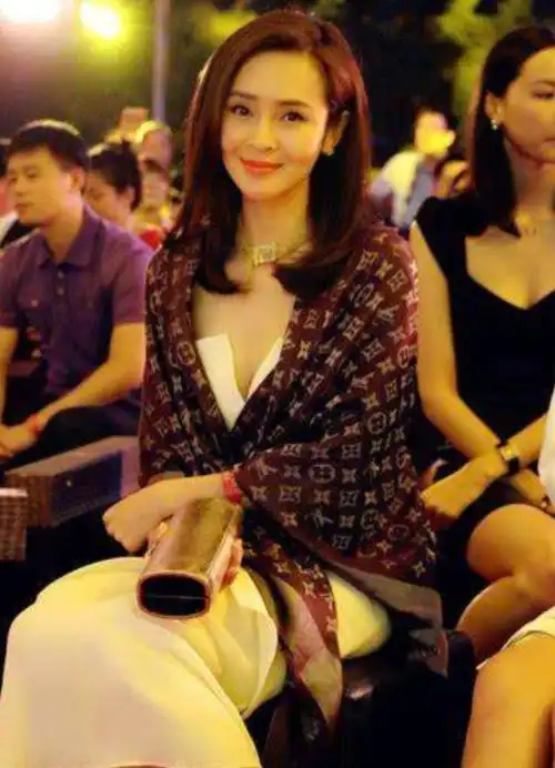 回顾于明加27岁闪婚相亲对象恩爱12年连生2女被丈夫宠成宝