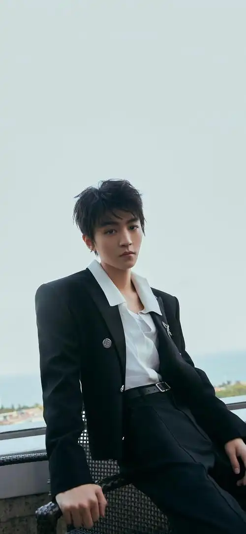 王俊凯金鸡奖黑西装手机壁纸