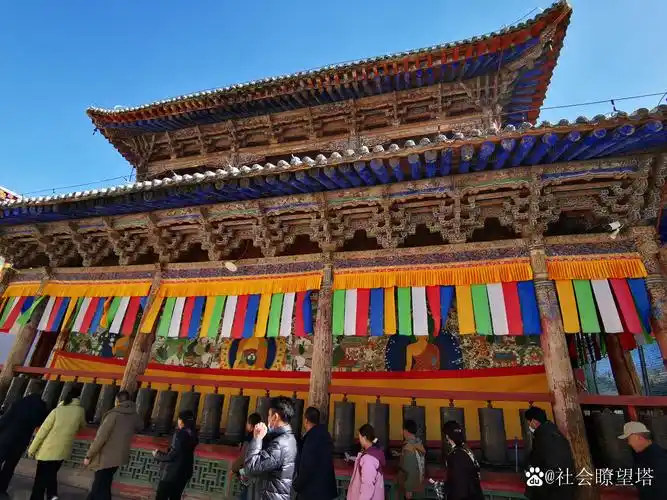 塔尔寺又名塔儿寺,得名于大金瓦寺内为纪念黄教创始人宗喀巴而建的大