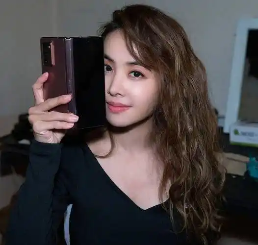 原创40岁蔡依林近照曝光对着镜头比剪刀手卖萌手上纹身引热议