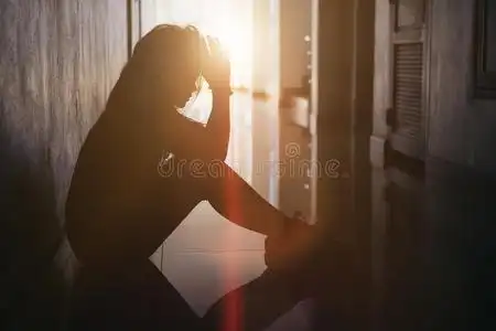 情绪低轮廓关于悲哀的和情绪低落的女人一次在走道关于条件照片