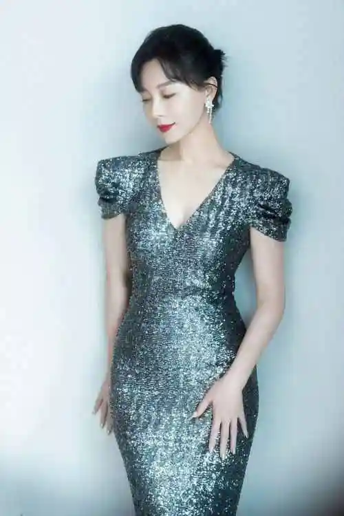 海南电影节星光熠熠陈数一袭长裙尽显夺目风华