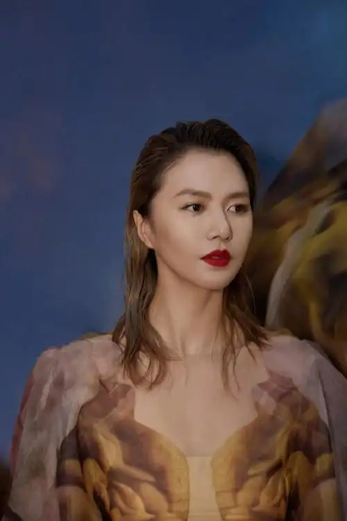 简介:谭维维性感魅力写真图片,分享一组谭维维图片给大家,图中的明星