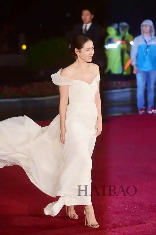孙艺珍亮相2015第20届韩国釜山国际电影节开幕式红毯