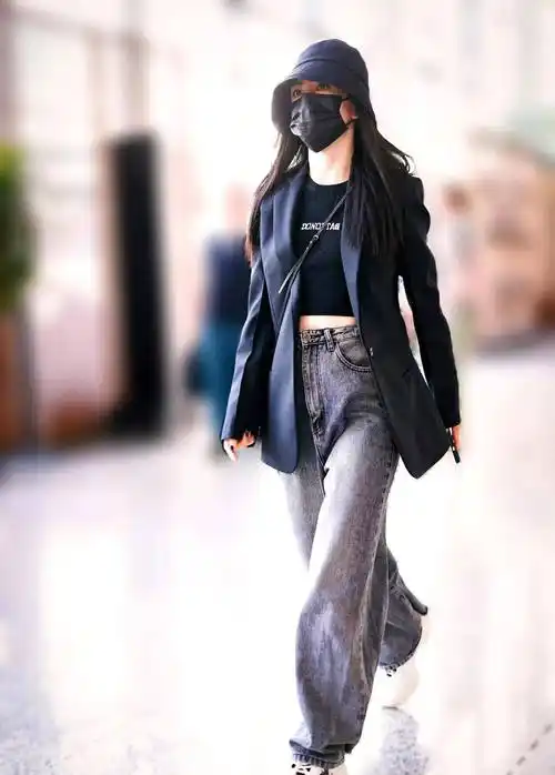 谢娜现身机场,身穿黑色西装搭配牛仔阔腿裤,显瘦又美!