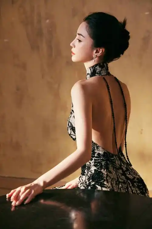 angelababy强势复出,新中式旗袍造型亮相