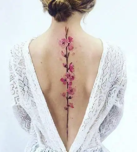 女生后背脊柱的唯美花朵纹身图案