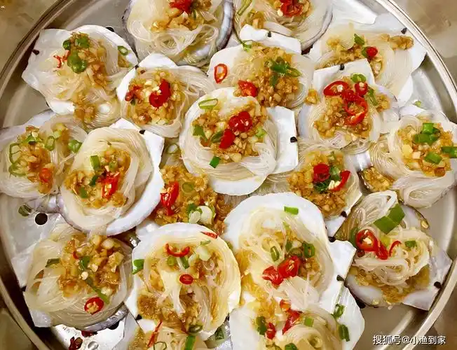 林小渔今天教你们做零失败的蒜蓉粉丝蒸扇贝,几步就学会它