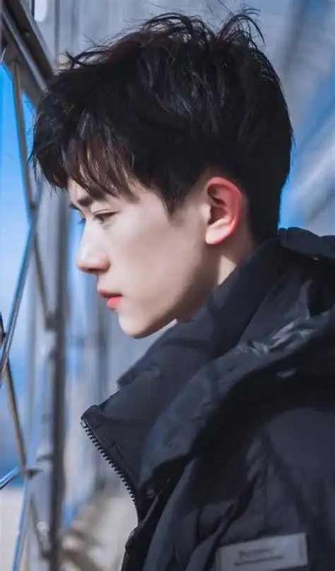 易烊千玺侧脸照图片