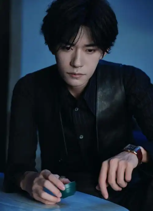 易烊千玺的咖位##易烊千玺黑色皮内搭##韩红易烊千玺同框