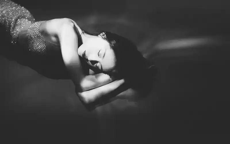 王子文性感露腰鱼人裙桌面壁纸