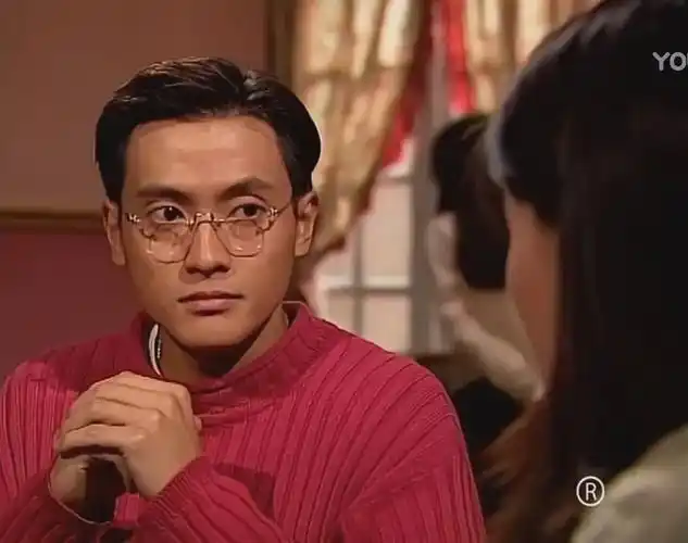 魏骏杰戴眼镜居然还挺帅