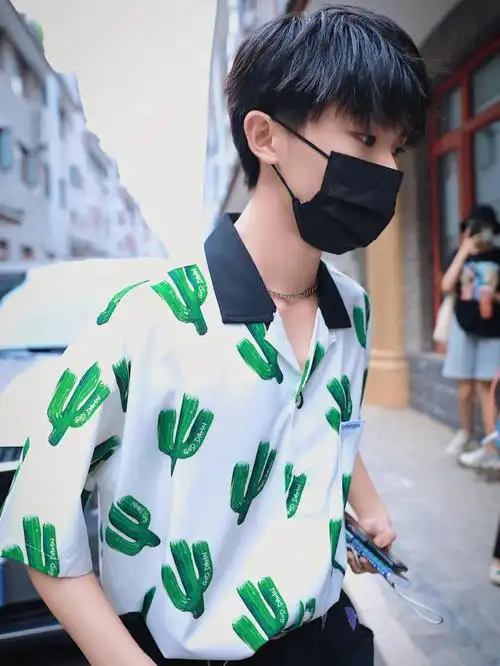 马嘉祺男孩子穿花衬衫搭配技巧