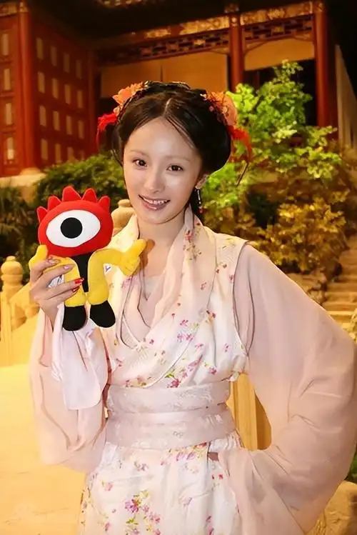 辛辛苦苦做"奶妈",一朝算计遭背弃,杨幂出走的内幕,太恶心了