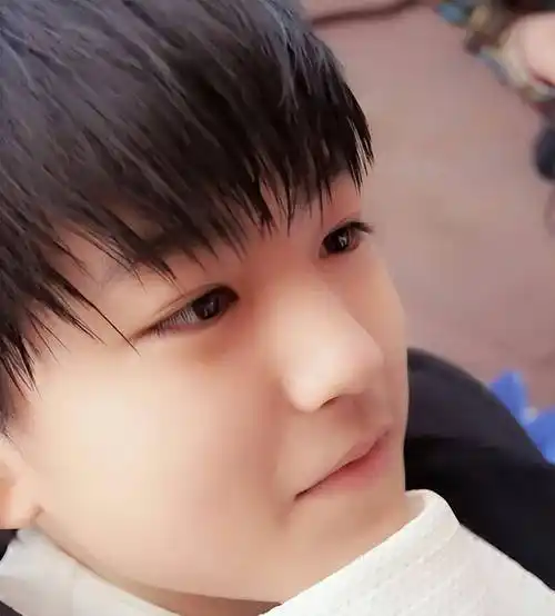 同样是在右脸上,王俊凯著名的平下巴,内娱的唯一特色平下巴上,也有一