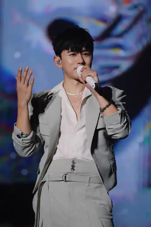 张杰未live曜北斗巡回演唱会#接到投诉说 还没看到小四海发这套超帅的