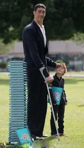 36米的中国巨人鲍喜顺,登上吉尼斯世界纪录全球第一高人宝座.