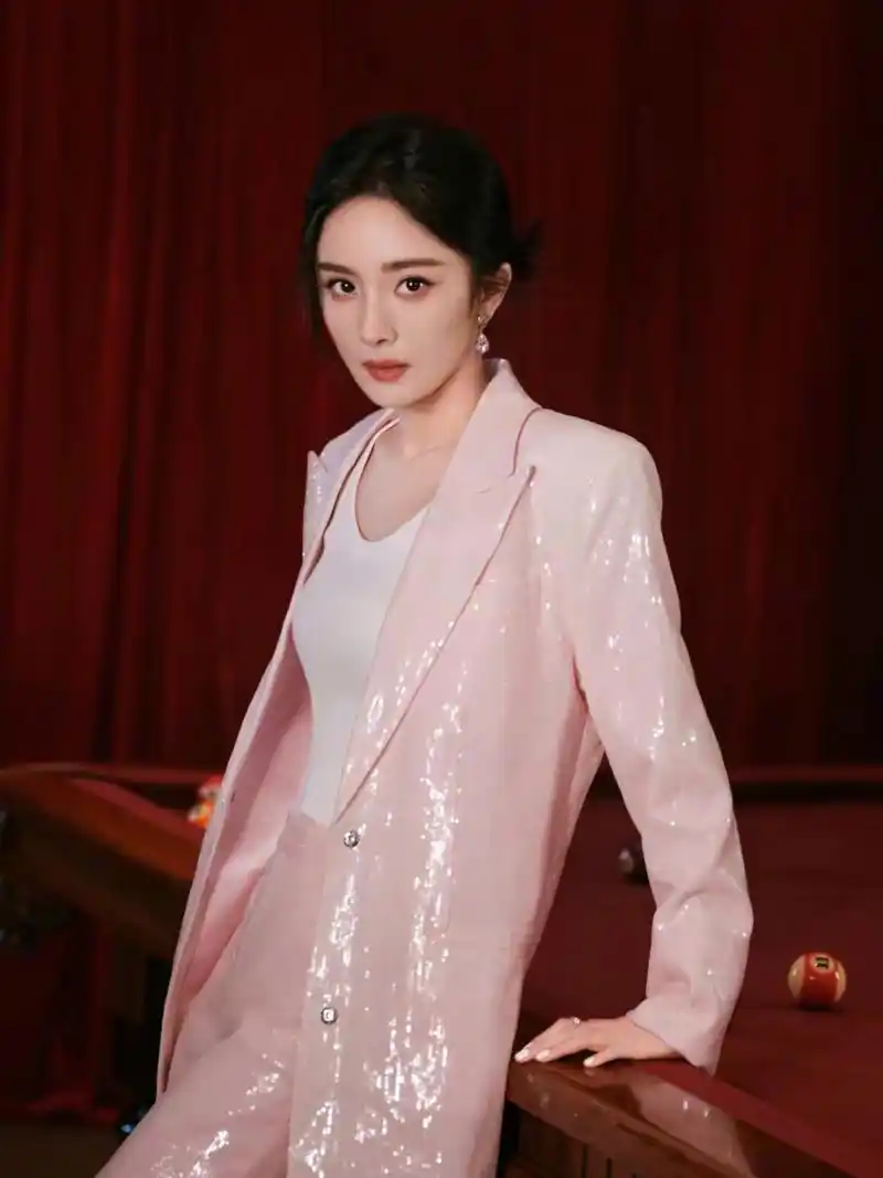 近日杨幂一组身穿粉色亮片西装的台球大片曝光,引起网友的热议.