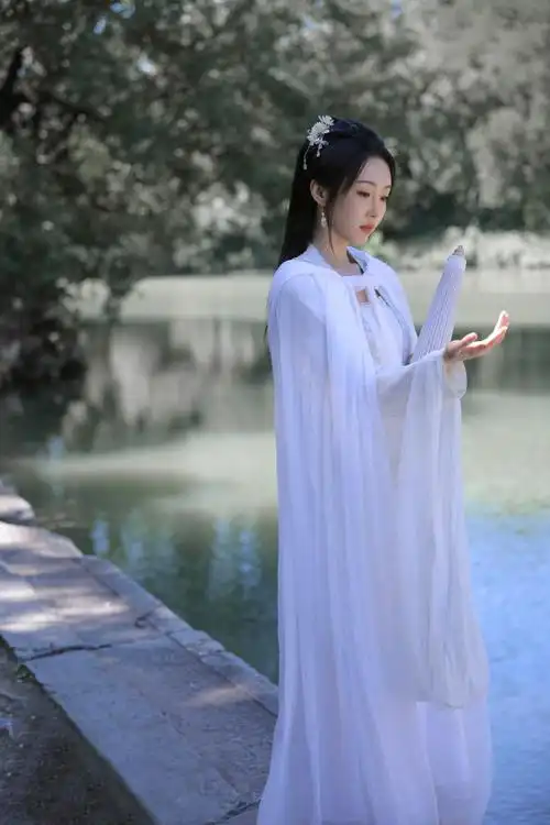 宣璐白衣古风写真#宣璐白衣古风写真,一袭白衣仙气飘飘的样子,单手拿