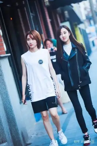 (左陆婷 右冯薪朵) 图侵删