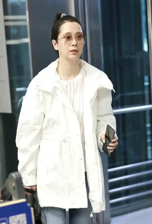 还是路人镜头最真实,海清不修图好憔悴,发际线高脸还凹凸不平!