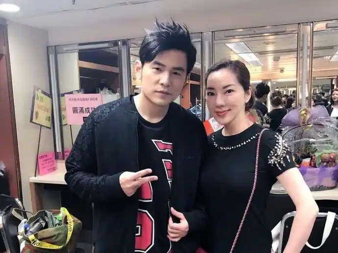 周杰伦与粉丝合影,你有没有羡慕嫉妒恨呢?