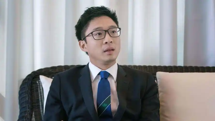 霍启山被陈百祥要求即兴演讲,贵公子气质拉满,欢迎贵州村超来港