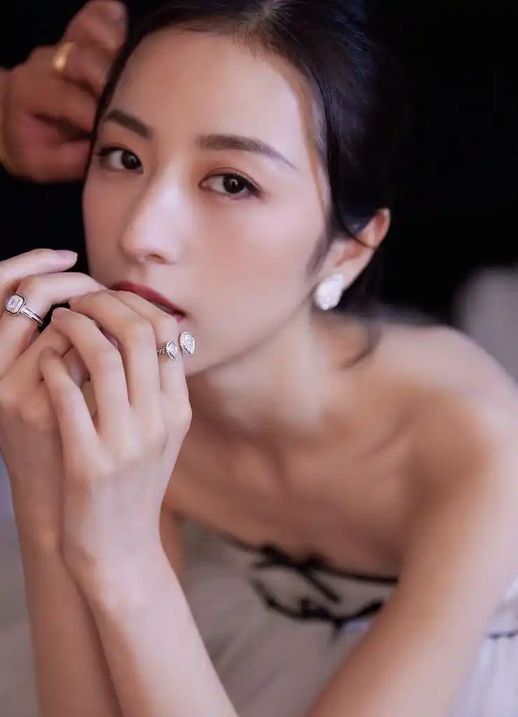 周雨彤白玉兰造型写真大秀香肩 白色蝴蝶结蛋糕裙甜美灵动_凤凰网娱乐