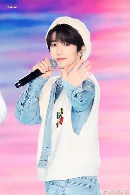 刘宇海南卫视春晚舞台饭拍9615贝雷帽造型元气十足,嘟嘴好可爱啊