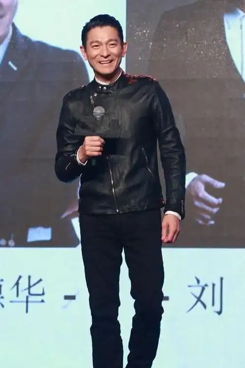 刘德华换上黑色皮衣梳一个背头出席活动造型上相当有范