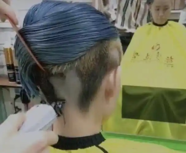 后脑勺剃光的发型女