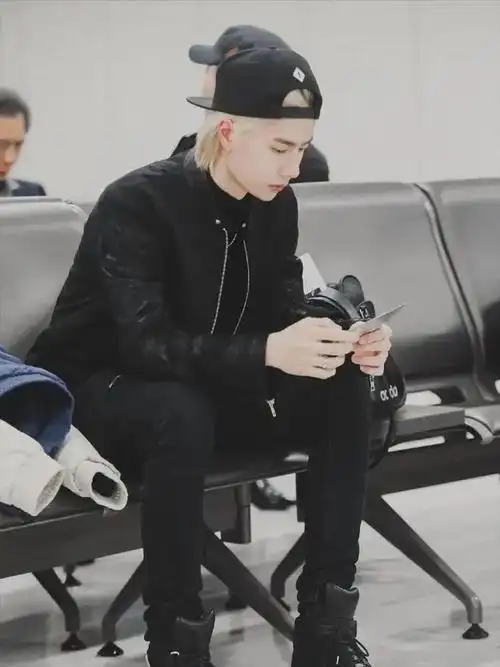 机场候车的王一博,他真的又帅又白,真正近距离感受到他的气质!