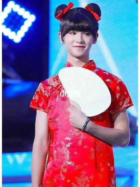 求黄明昊cos春丽的全身图