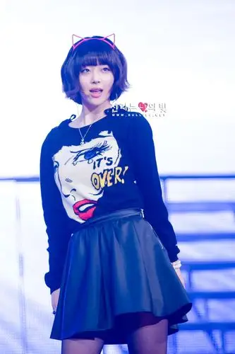 谁有崔雪莉现在这个短发的正面高清头像?