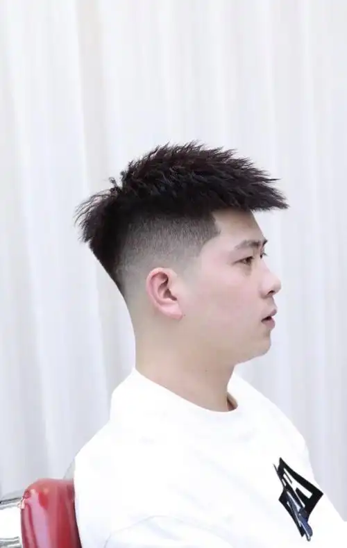 夏天到了,很多男生要剪短发,头顶起不来,烫纹理不喜欢,做一款锡纸烫是