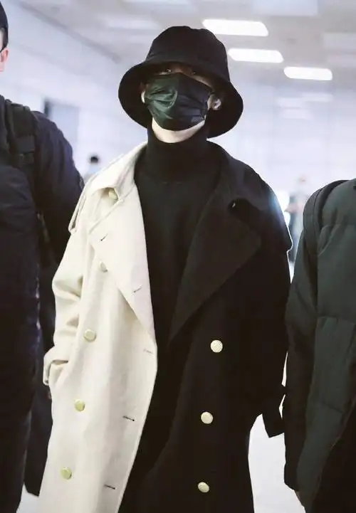 马嘉祺穿风衣##马嘉祺黑白拼色大衣