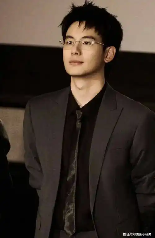 血气方刚的翘屁嫩男胡先煦穿正装太帅了
