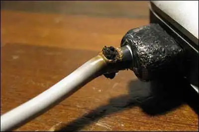 苹果macbook半夜起火 电源插头烧焦(附图)