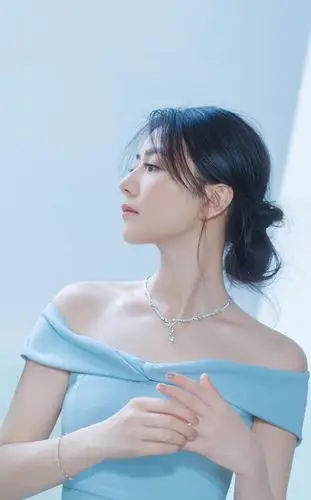 侧脸的高圆圆看起来,五官很立体.