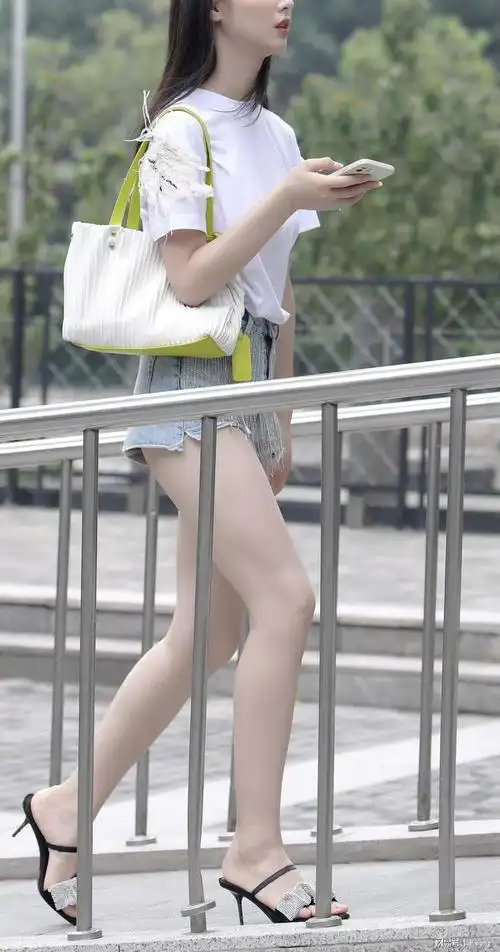 热裤美女姐姐美哭了